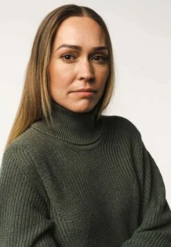 Rippstrick Rollkragenkleid ABAZIN -Stoff Punkt Verkaufsgeschäft Abazin Rib Knit Turtleneck Dress green blend 04