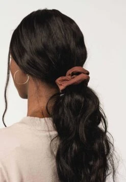 Scrunchie Haargummi AJITHA Bundle -Stoff Punkt Verkaufsgeschäft Ajitha Scrunchie mahogany 01