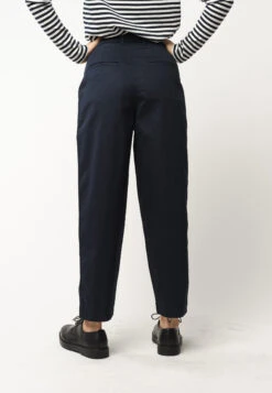 Hose Mit Hohem Bund Und Bundfalten NEHA -Stoff Punkt Verkaufsgeschäft Neha High waist pleated Pants navy 03