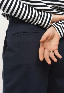 Hose Mit Hohem Bund Und Bundfalten NEHA -Stoff Punkt Verkaufsgeschäft Neha High waist pleated Pants navy 05