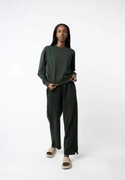 Sweathose Ausgestellt PALITA -Stoff Punkt Verkaufsgeschäft Palita Flared Sweatpants dark green 04