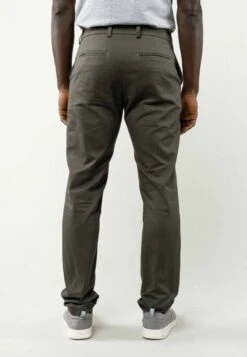 Chinohose Mit Normaler Passform POOJA 10 Chinohose Mit Normaler Passform POOJA -Stoff Punkt Verkaufsgeschäft Pooja Men Chino dark olive 03