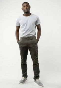 Chinohose Mit Normaler Passform POOJA 11 Chinohose Mit Normaler Passform POOJA -Stoff Punkt Verkaufsgeschäft Pooja Men Chino dark olive 04