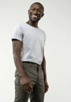 Chinohose Mit Normaler Passform POOJA 12 Chinohose Mit Normaler Passform POOJA -Stoff Punkt Verkaufsgeschäft Pooja Men Chino dark olive 05