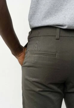 Chinohose Mit Normaler Passform POOJA 13 Chinohose Mit Normaler Passform POOJA -Stoff Punkt Verkaufsgeschäft Pooja Men Chino dark olive 06