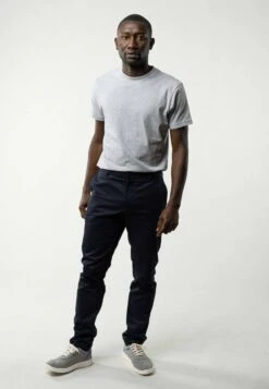 Chinohose Mit Normaler Passform POOJA Bundle 12 Chinohose Mit Normaler Passform POOJA Bundle -Stoff Punkt Verkaufsgeschäft Pooja Men Chino navy 04