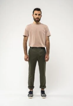 Chinohose Mit Normaler Passform POOJA 14 Chinohose Mit Normaler Passform POOJA -Stoff Punkt Verkaufsgeschäft Pooja dark olive 04