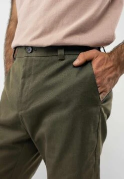 Chinohose Mit Normaler Passform POOJA 15 Chinohose Mit Normaler Passform POOJA -Stoff Punkt Verkaufsgeschäft Pooja dark olive 05
