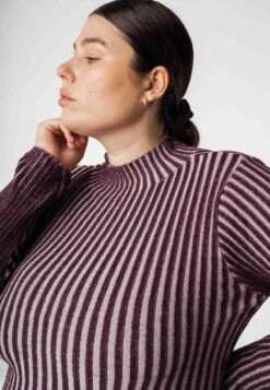 Rippstrickkleid SHIVANI -Stoff Punkt Verkaufsgeschäft Shivani enges Mockneck Strickkleid rosine lilac 04