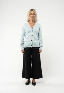 Damen Basic V-Neck Feinstrick Cardigan SURINA -Stoff Punkt Verkaufsgeschäft Surina soft blue 04