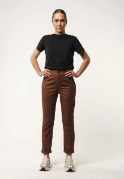 Chinohose TARA -Stoff Punkt Verkaufsgeschäft Tara Mid waist Chino mahagony 04