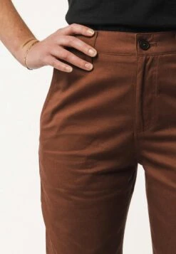 Chinohose TARA -Stoff Punkt Verkaufsgeschäft Tara Mid waist Chino mahagony 05