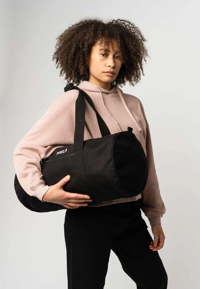 Stoff Punkt Verkaufsgeschäft -Stoff Punkt Verkaufsgeschäft Santosh Sportsbag black Women 01 768x1109 1